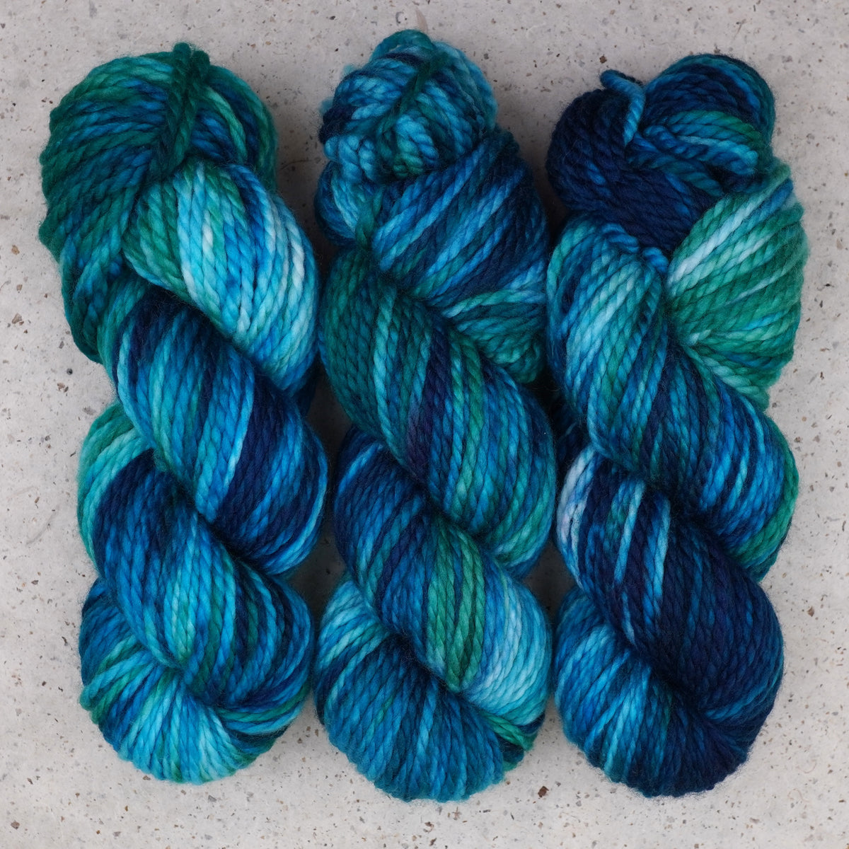 Hilo Cerulean Rhapsody Bulky de Wild Woollys — tres madejas en verde azulado, turquesa y azul intenso