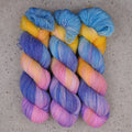 Hilo Fantasy Fingering de Wild Woollys — tres madejas en azul cielo, amarillo, melocotón, rosa y azul violáceo