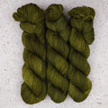 Fiddlehead Fern Fingering Garn von Wild Woollys — drei Stränge in tiefem Olivgrün