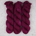 Fuchsia Nostalgia Fingering Garn von Wild Woollys — drei Stränge in tiefem Magenta und Beerenrosa