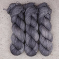 Hilo Grey Expectations Fingering de Wild Woollys — tres madejas en gris suave y plata