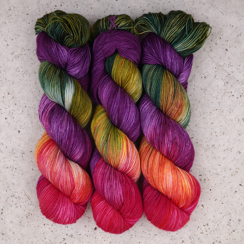 Fil Summer Berry Fingering de Wild Woollys — trois écheveaux aux tons magenta, violet, corail et rose