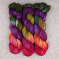Fil Summer Berry Fingering de Wild Woollys — trois écheveaux aux tons magenta, violet, corail et rose