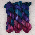 Hilo Winter Aurora Fingering de Wild Woollys — tres madejas en azul marino, morado, magenta y verde azulado
