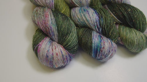 christmasy yarn with sparkles